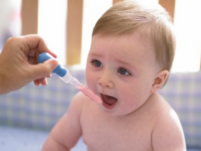 給寶寶喂藥，捏鼻子灌藥法不可取