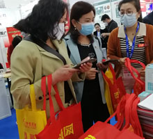 藥源網(wǎng)派發(fā)雜志、水杯、資料袋等